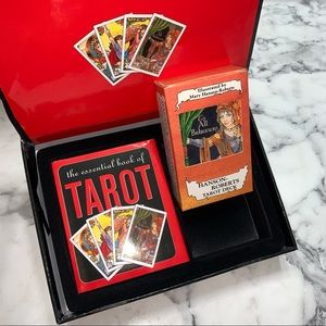 The Essential Tarot Kit// book and card set